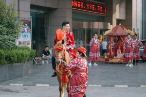 花轿迎亲时，新娘一般都穿什么服装