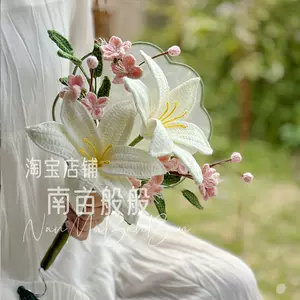 百合手捧花图片