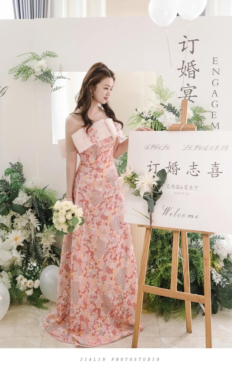 女孩订婚穿什么衣服好
