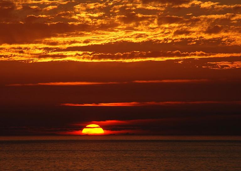 日落情侣头像一男一女 夕阳黄昏海边背影cp情头