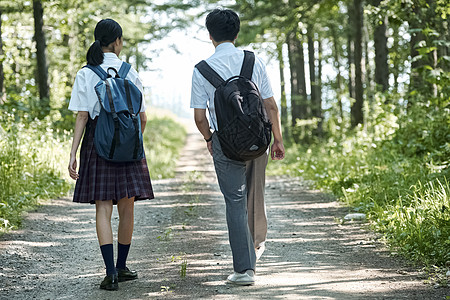 男生暗恋女生表现高中生