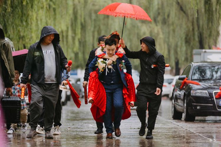 结婚当天下雨新娘命苦是真的吗 结婚下雨是不吉利的吗
